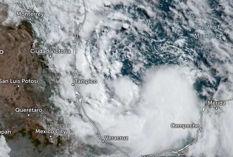 El paso de la tormenta tropical 'Alberto' se ve desde el espacio. Foto: X @zoom_earth.
