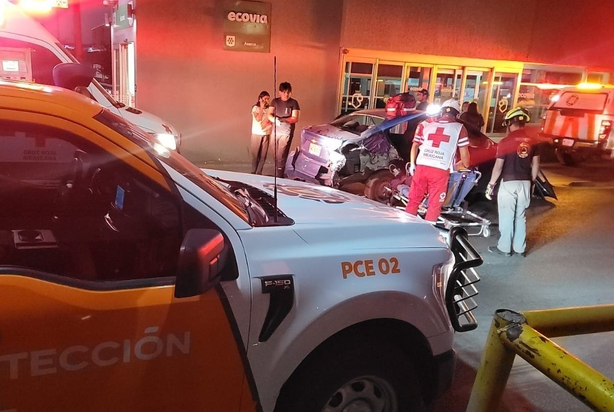 Una patrulla con paramédicos de Protección Civil y la Cruz Roja para atender a la herida. Foto: Protección Civil de Nuevo León