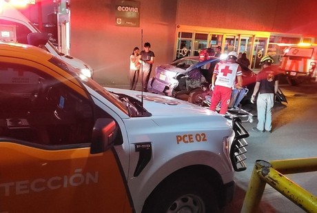 Salvan a mujer prensada tras choque en avenida Ruiz Cortines