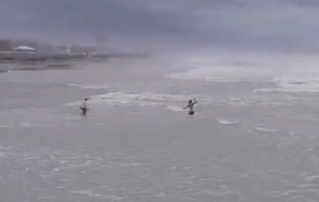¡Le vale! Ignora hombre tormenta 'Alberto' y se mete a la playa (VIDEO)