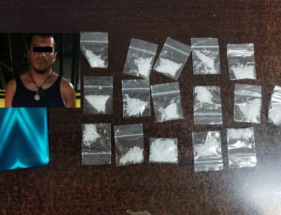 El hombre detenido por cargar varias dosis de droga en el Centro de Monterrey. Foto: Policía de Monterrey.