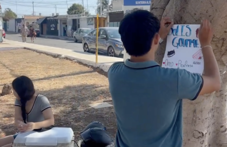 Aprovechan el calor y el retraso de una casilla para  vender bolis en Mérida