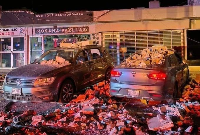 Los autos destrozados por el techo de concreto que cayó sobre ellos. Foto: Al Día N.L.