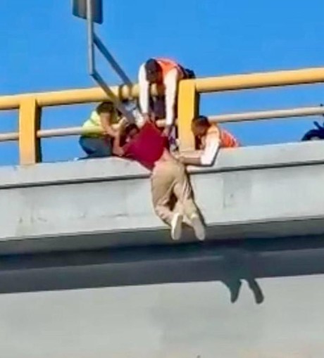 Agentes viales en Torreón rescatan a hombre que intentó lanzarse de puente
