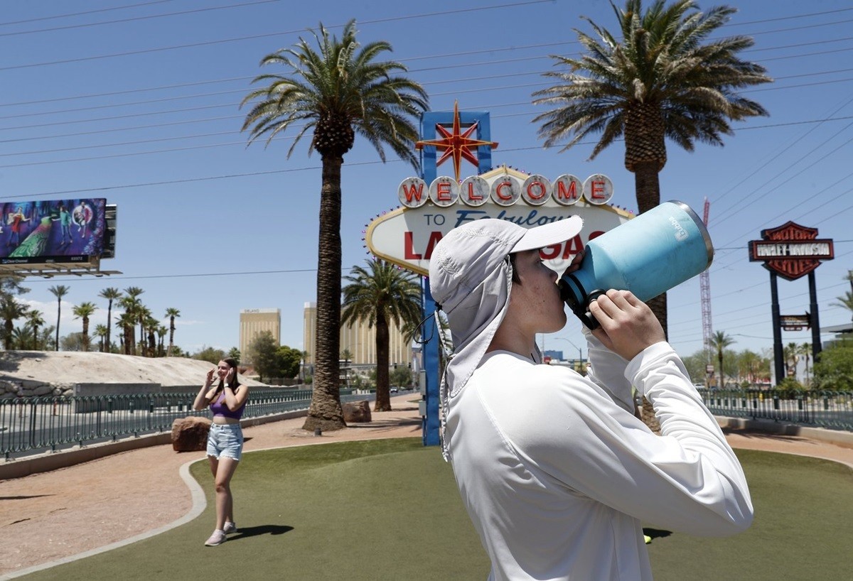 Un hombre bebe agua de un termo ante la ola de calor en Las Vegas, Nevada. Foto: CityNews Kitchener