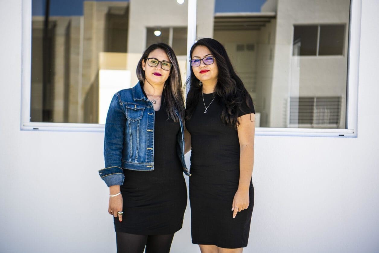 Una pareja de dos mujeres tras haber conseguido un crédito para comprar una casa. Foto: Infonavit.