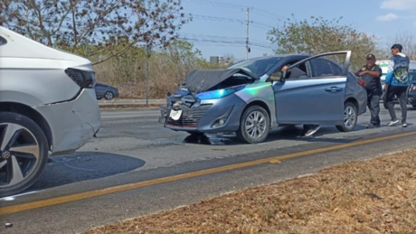 Conductor destroza su auto en el Periférico de Mérida por exceso de velocidad