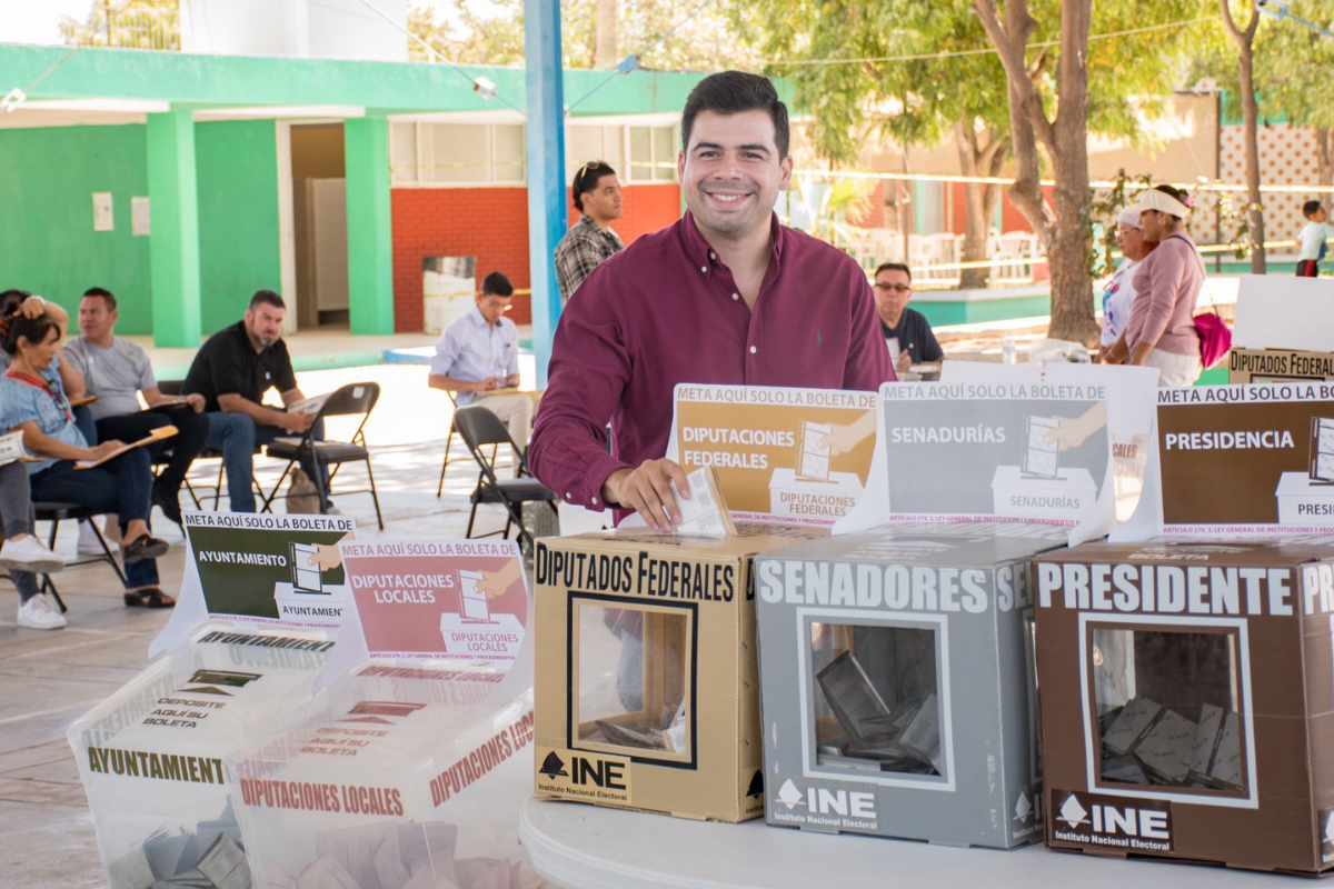 Manuel Cota votando en casilla del Conalep. Foto: Facebook / Manuel Cota Cárdenas