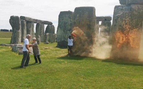 Dos detenidos por vandalizar 'Stonehenge' en protesta por combustibles fósiles