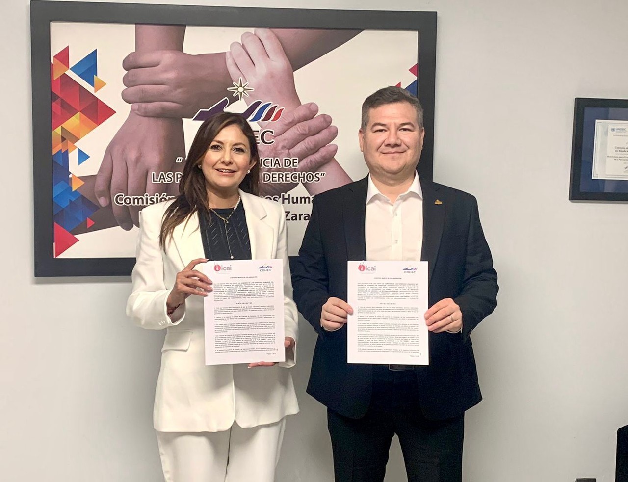 Dulce Fuentes y José Canales en la firma del convenio. (Fotografía: Cortesía)