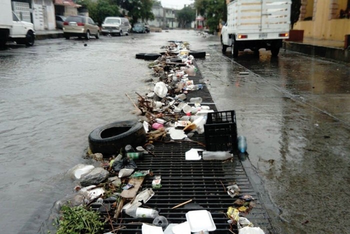 Es la basura el principal factor de encharcamientos en la temporada de lluvia. Foto: redes sociales