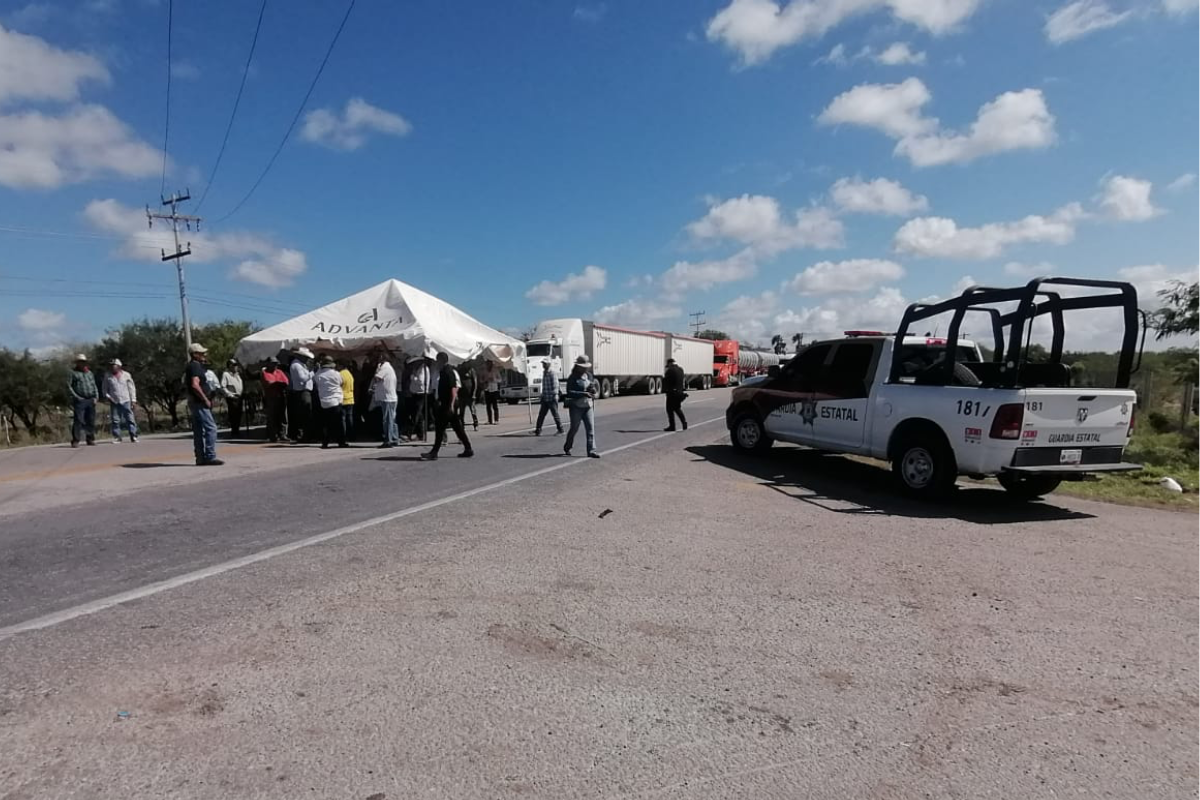 A pesar del bloqueo, los manifestantes han permitido el paso de vehículos de forma controlada, tal como lo hicieron el día anterior. Foto: Agencia