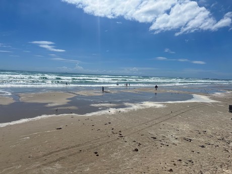 Se sale el mar en Playa Miramar por efecto de potencial ciclón tropical
