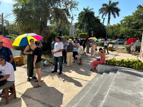 Larga fila de votantes en la casilla especial del Parque de Las Américas