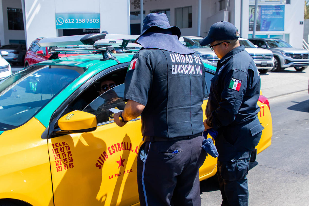 Operativo vial para verificar y retirar polarizado no permitido. Foto: Facebook / Dirección de Seguridad y Tránsito Municipal de La Paz