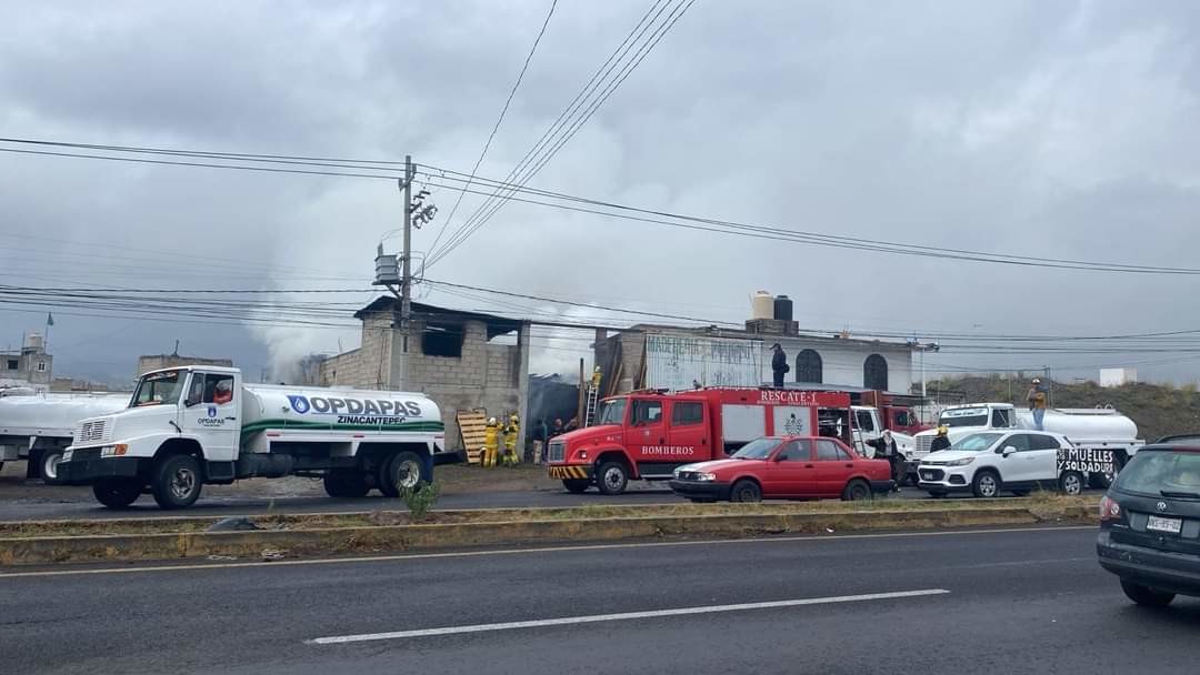 Incendio en maderería de Zinacantepec. Foto: RRSS