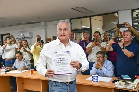 Román A. Cepeda recibe constancia como alcalde electo de Torreón