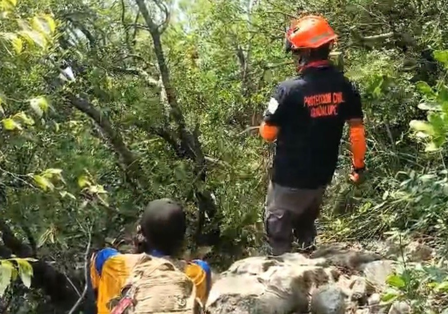 Elementos de Protección Civil de Nuevo León rescatando al joven de 25 años que hacía senderismo. Foto: Protección Civil de Nuevo León