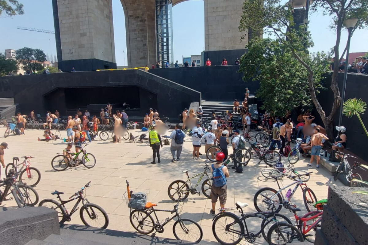 Ciclistas en el Monumento a la Revolución.     Foto: Especial