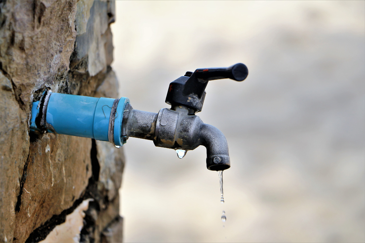 Reducción del agua en grifo. Foto: Canva