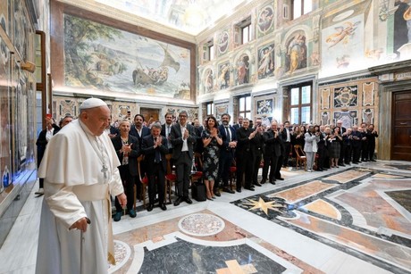Reunión de comediantes con el papa Francisco: mensaje de paz y amor
