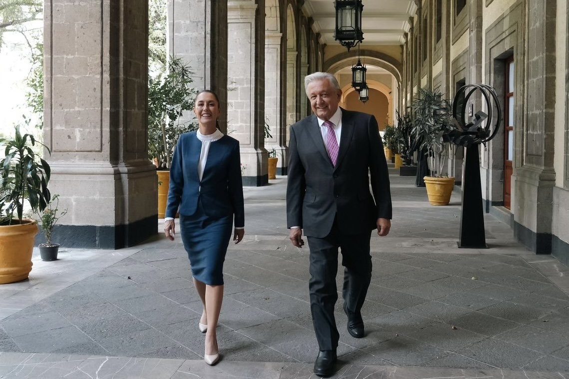 Claudia Sheinbuam junto al presidente López Obrador en Palacio Nacional. (Fotografía: X)