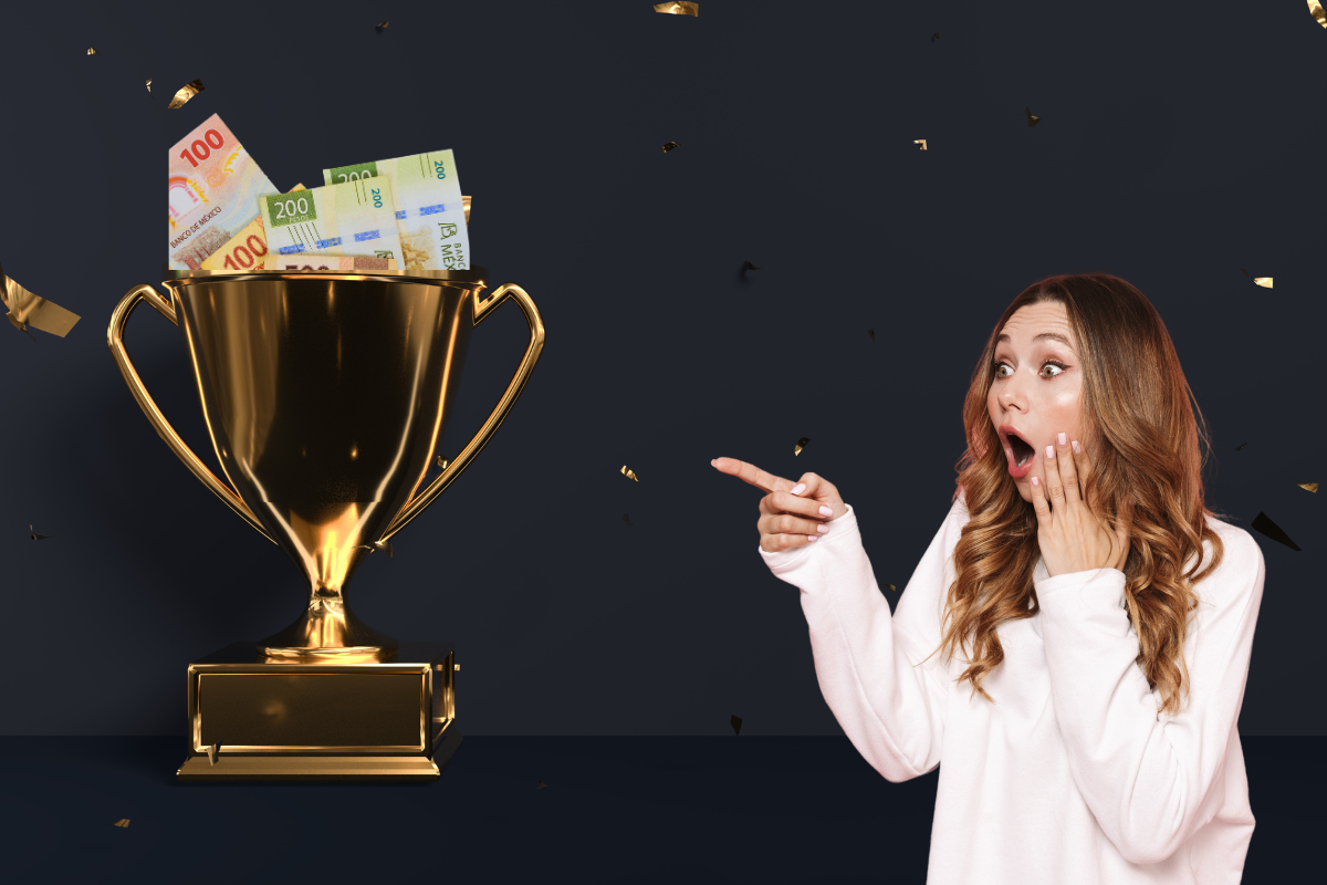 Trofeo con dinero, mujer sorprendida. Foto: Canva