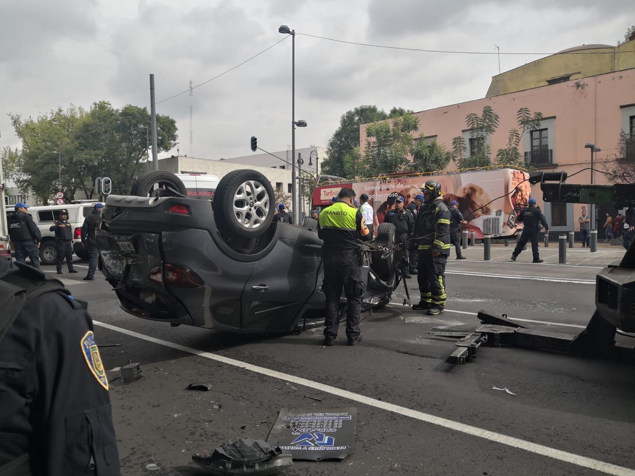 Auto volcado en Av. Hidalgo. Foto: Ramón Ramírez