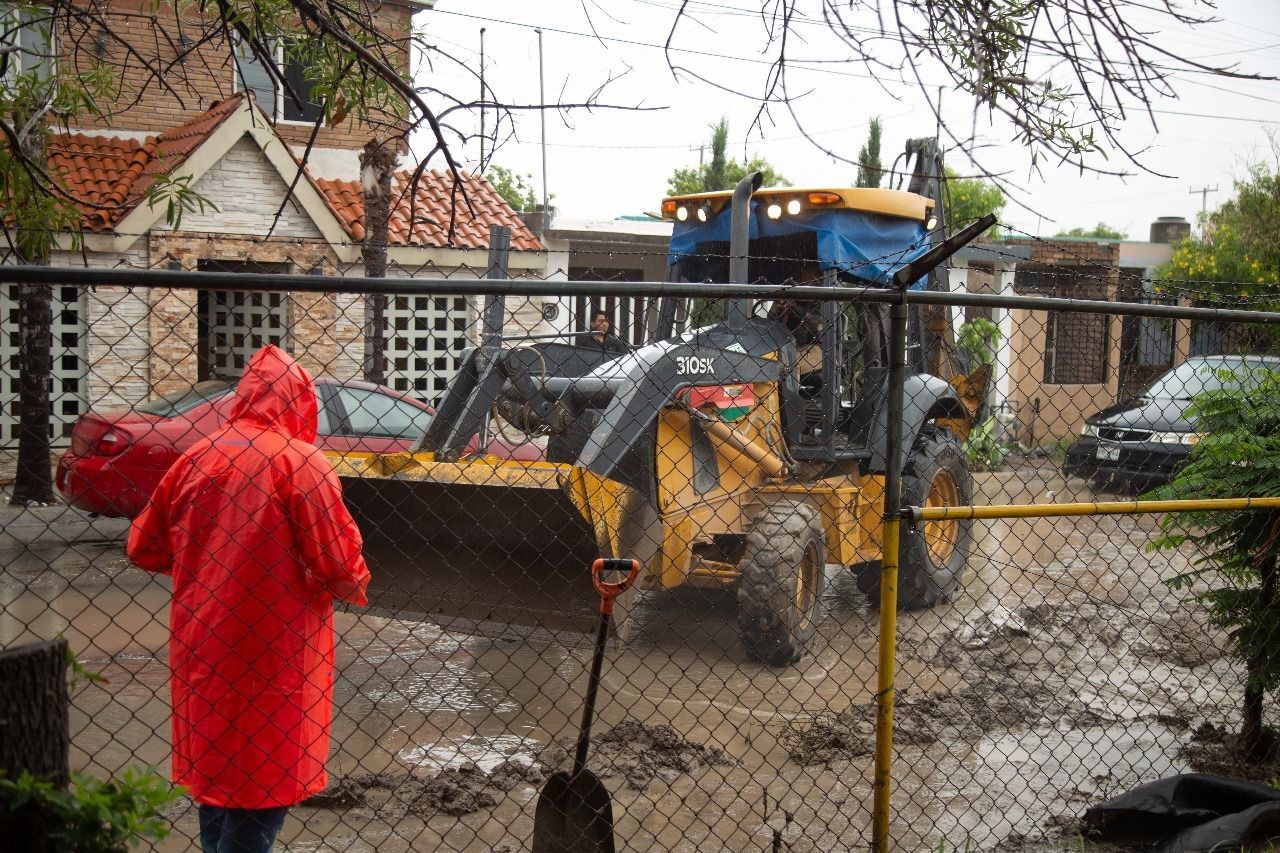 Equipos y maquinaria para la reconstrucción de planteles educativos que se vieron afectados por la tormenta tropical 'Alberto'. Foto: Secretaría de Educación de Nuevo León.