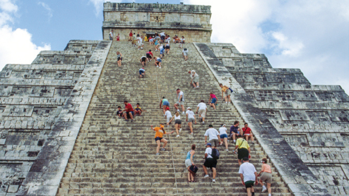 Durante muchos años fue una tradición visitar Chichén Itzá y subir por sus escalinatas Foto: Especial
