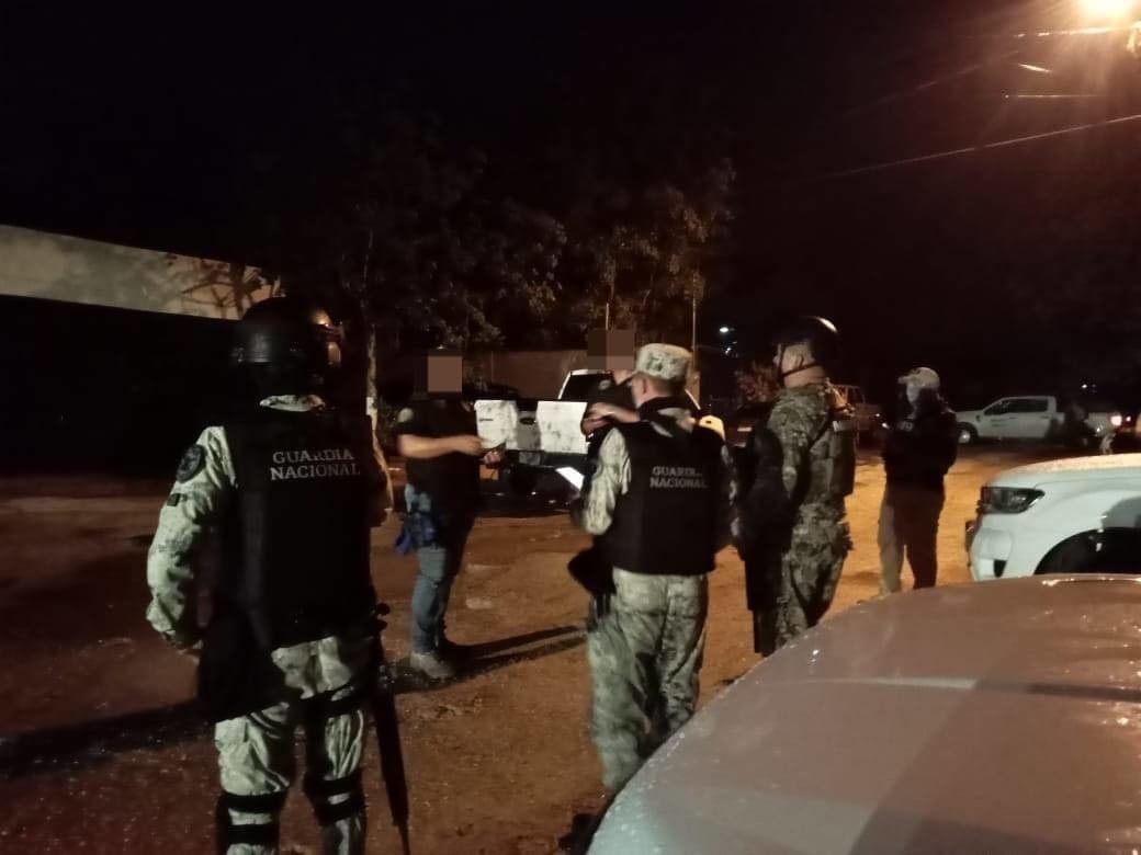 Agentes de la Marina y la FGE de Yucatán realizaron la noche del domingo un cateo en el que se logró el decomiso de material ilícito.- Foto de la Semar