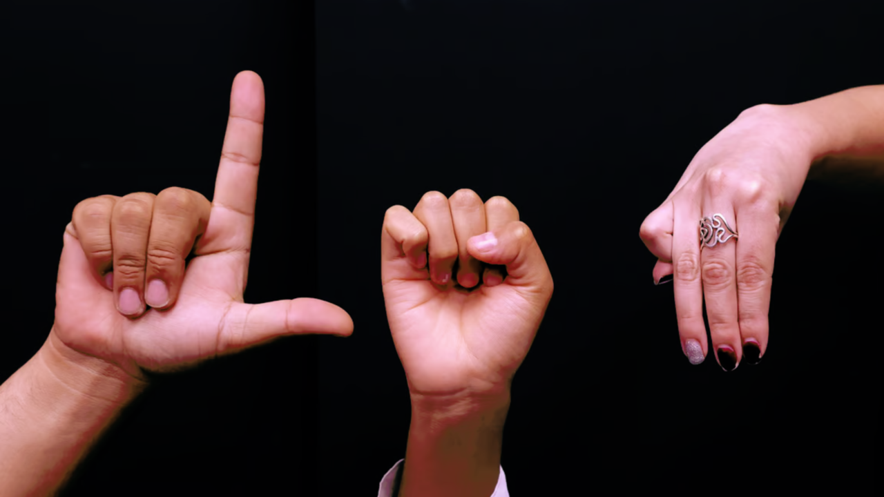 Mujer empleando la lengua de señas mexicana / Foto: Redes Sociales