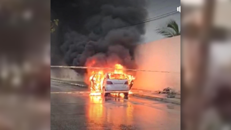 Incendio de carro en la avenida García Lavín causa caos vial