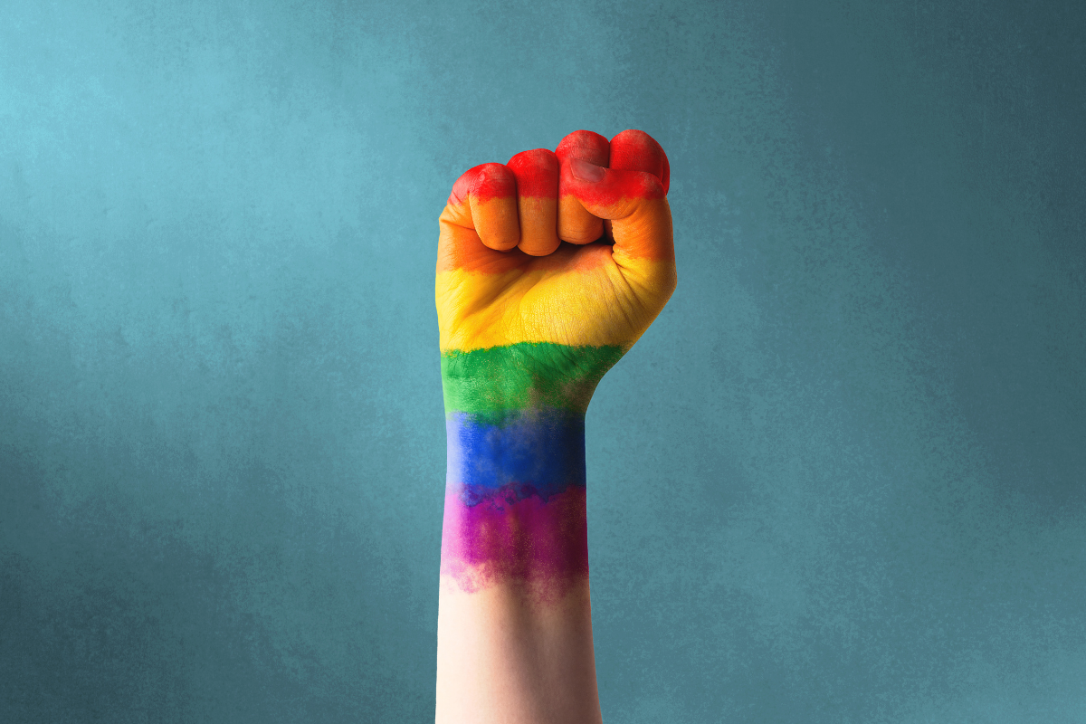 Puño pintado con colores de bandera LGBTIQ . Foto: Adrianvidal