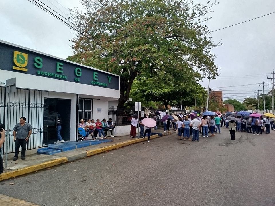 Maestros yucatecos continuaron este viernes con sus manifestaciones, ahora en las oficinas de la Segey en donde bloquearon las vías cercanas para presionar a las autoridades y entablar una mesa de diálogo.- Foto de redes sociales