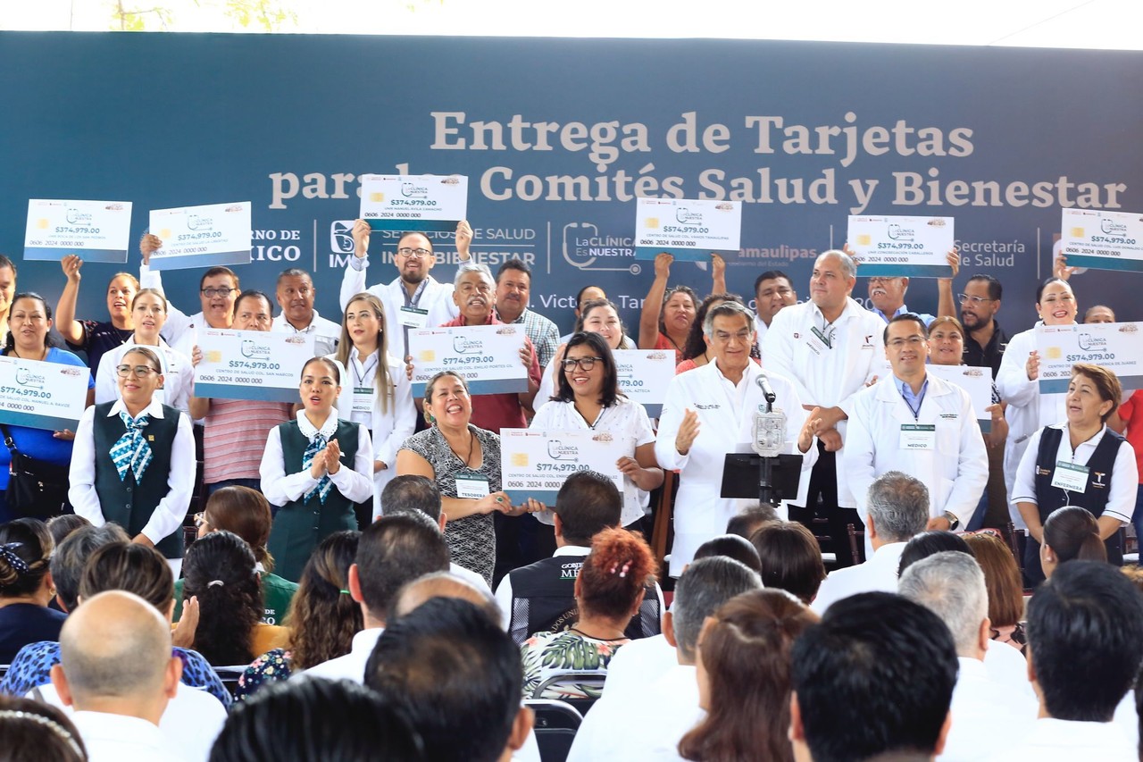 El gobernador Américo Villarreal Anaya realizó la entrega de las tarjetas del programa 'La Clínica es Nuestra' a personal médico de IMSS Bienestar. Foto: Gobierno de Tamaulipas