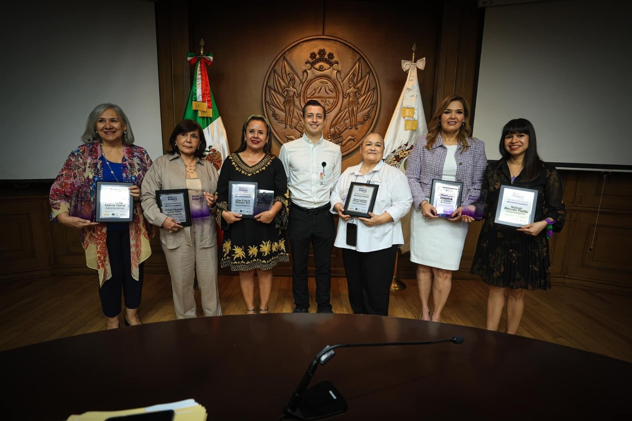 El alcalde Luis Donaldo Colosio con las seis mujeres que recibieron el reconocimiento. Foto: Facebook Gobierno de Monterrey.