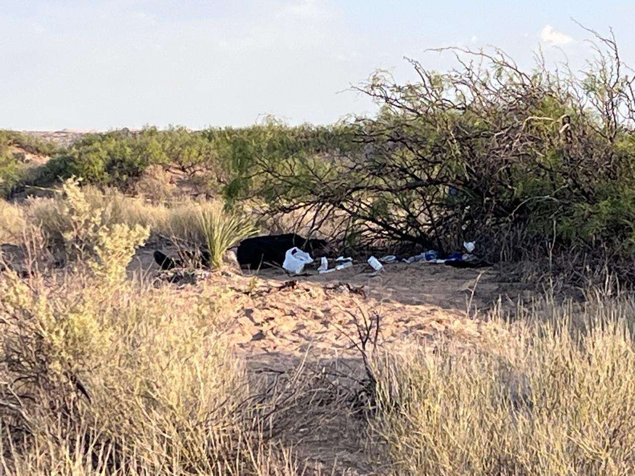 El cuerpo de la mujer migrante sin vida en el desierto de Samalayuca, cerca de Ciudad Juárez. Foto: Juárez Noticias.