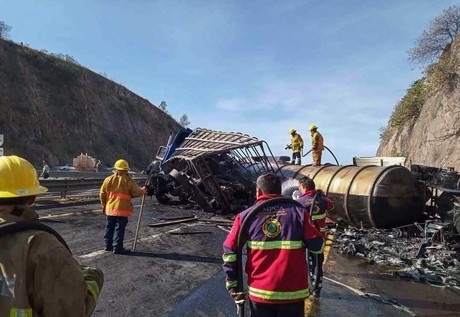 Se incendian camiones tras chocar en el Arco Norte; hay un fallecido