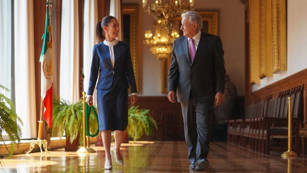 El presidente constitucional, Andrés Manuel López Obrador, en compañía de la presidente electa, Claudia Sheinbaum durante una reunión en Palacio Nacional. Foto: Facebook Andrés Manuel López Obrador.