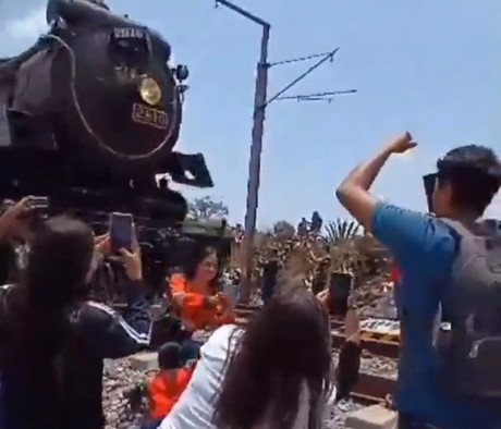 Video impactante: mujer muere al tomarse una selfie cerca de las vías del tren