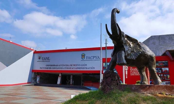 La entrada principal de la Facultad de Contaduría Pública y Administración (FACPYA) de la UANL en San Nicolás. Foto: FACPYA.