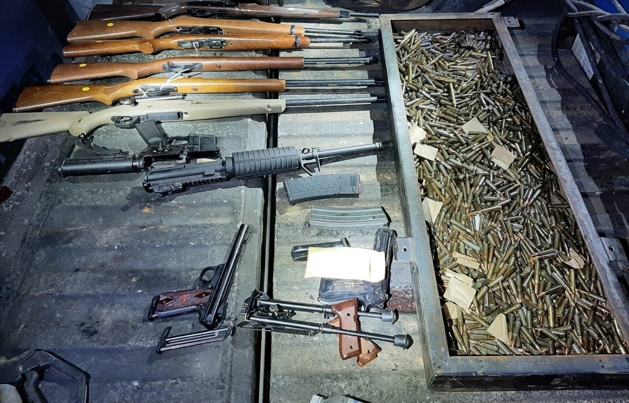 Armas de largo y corto calíbre junto a balas que fueron aseguradas por las autoridades federales. Foto: FGR Nuevo León.