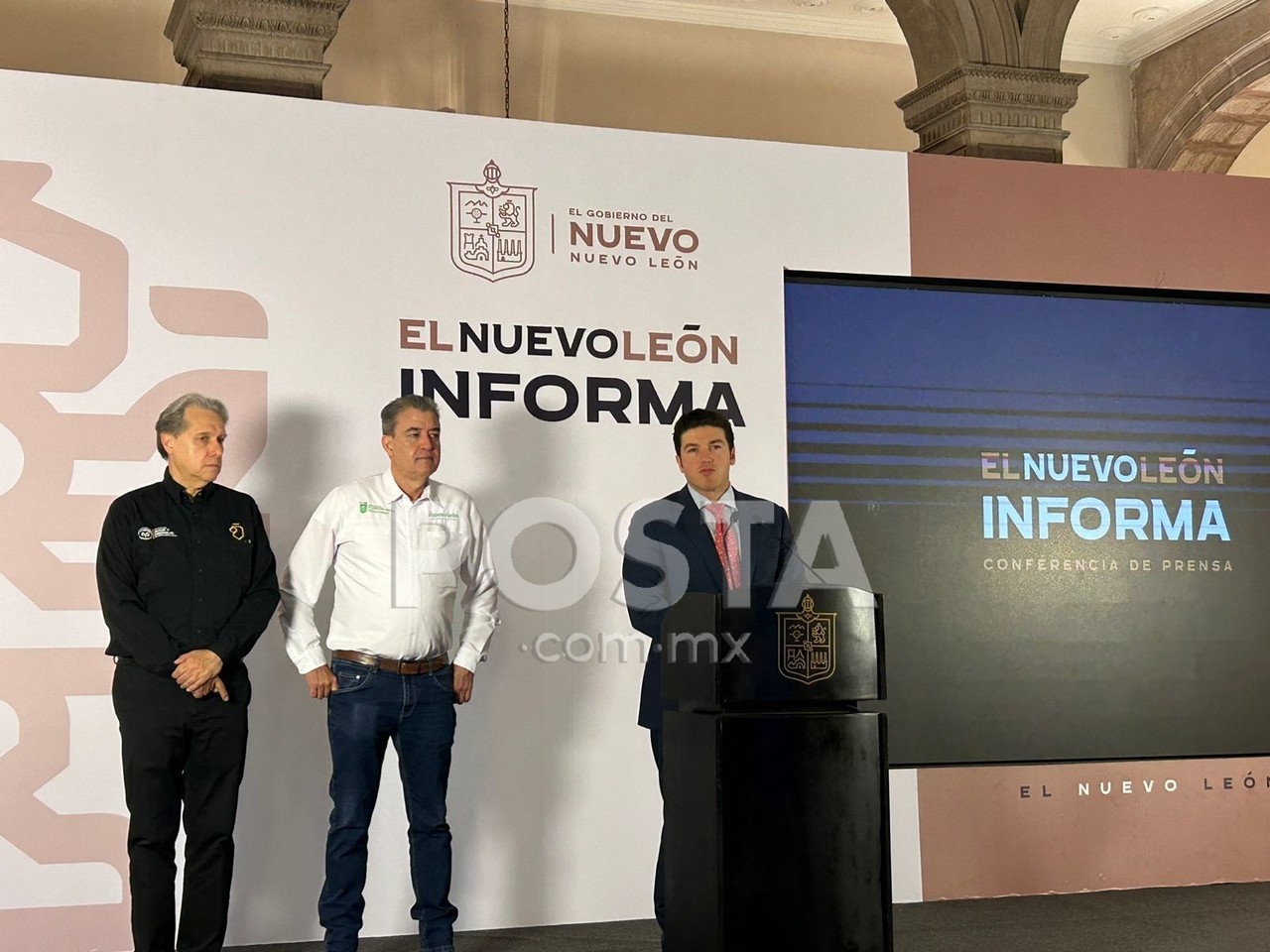 El gobernador de Nuevo León, Samuel García con sus miembros del gabinete explicando lo sucedido con la resolución de la Corte. Foto: Rosy Sandoval.