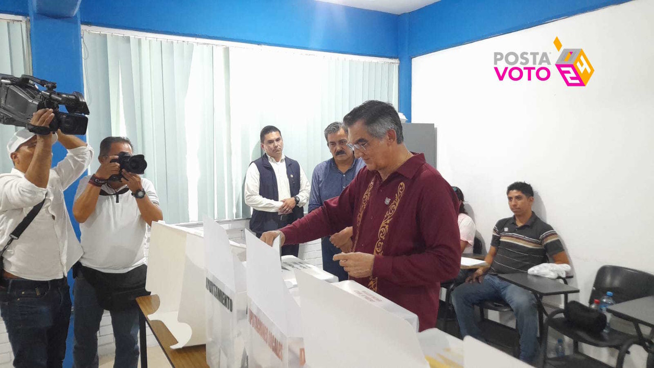 El gobernador Amèrico Villarreal Anaya acude a votar a la casilla 593 contigua. Foto: Perla Resèndez