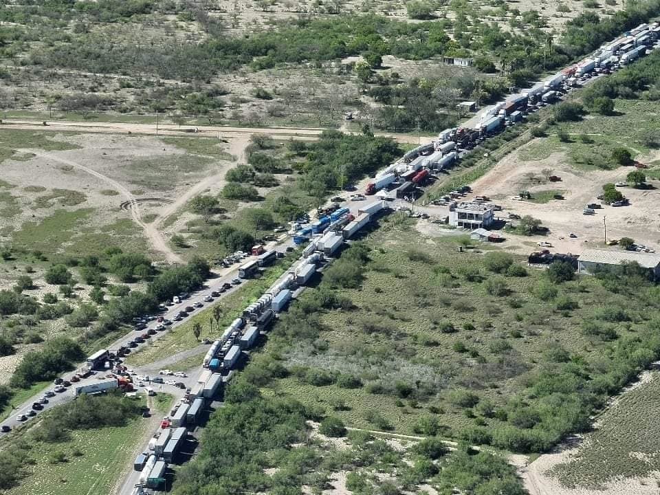 Este jueves, la carretera se cerró por tercer día consecutivo, afectando gravemente la circulación y generando largas filas de vehículos. Foto: Redes sociales