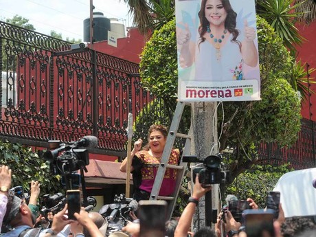 Clara Brugada 'limpiando la ciudad', retira propaganda política tras elecciones