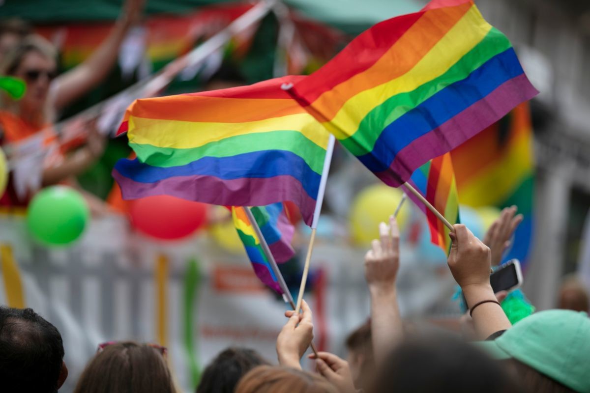 Banderas de colores de la comunidad LGBTQIA . Foto: Canva