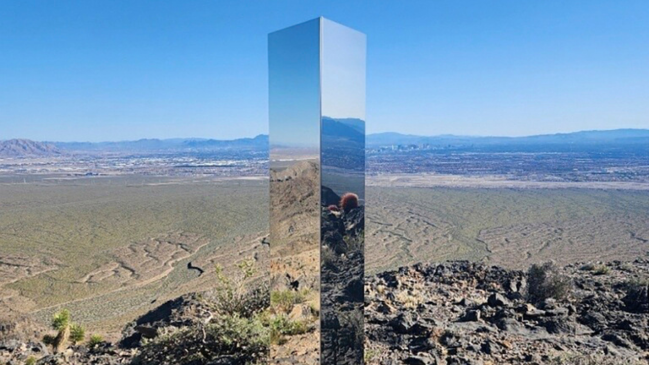 Esta foto, proporcionada por el Departamento de Policía Metropolitana de Las Vegas, muestra un monolito cerca de Gass Peak, Nevada, el domingo 16 de junio de 2024. (Departamento de Policía Metropolitana de Las Vegas vía AP)