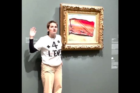 #VIDEO, detienen a activista por pegar sticker en cuadro de Monet